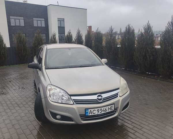 Серый Опель Астра, объемом двигателя 1.6 л и пробегом 277 тыс. км за 3700 $, фото 1 на Automoto.ua