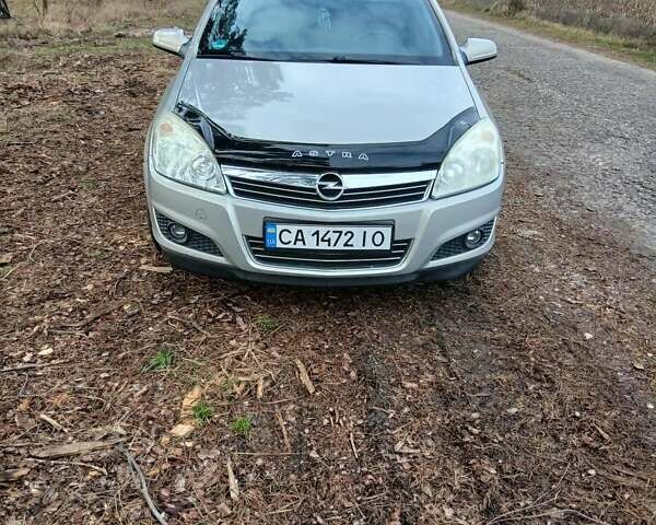 Серый Опель Астра, объемом двигателя 1.6 л и пробегом 200 тыс. км за 4800 $, фото 1 на Automoto.ua
