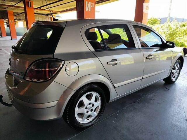 Серый Опель Астра, объемом двигателя 1.6 л и пробегом 249 тыс. км за 5650 $, фото 1 на Automoto.ua