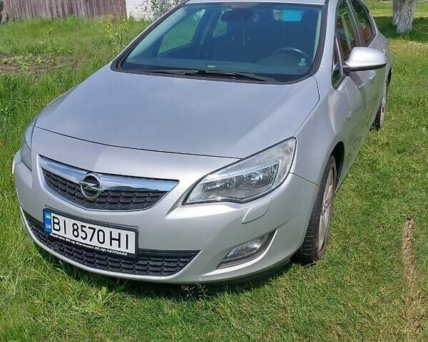 Серый Опель Астра, объемом двигателя 1.6 л и пробегом 117 тыс. км за 8000 $, фото 1 на Automoto.ua