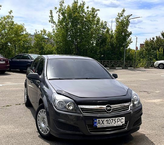 Серый Опель Астра, объемом двигателя 1.4 л и пробегом 207 тыс. км за 6000 $, фото 1 на Automoto.ua
