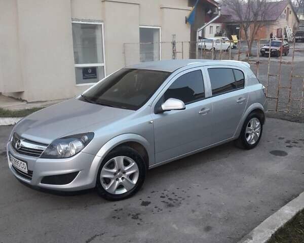 Опель Астра 2011 в Каменце-Подольском на Automoto.ua Серый Опель Астра, объемом двигателя 1.6 л и пробегом 310 тыс. км за 5650 $, фото 1 на Automoto.ua