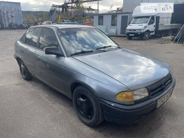 Серый Опель Астра, объемом двигателя 1.8 л и пробегом 558 тыс. км за 1000 $, фото 1 на Automoto.ua