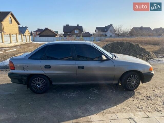 Серый Опель Астра, объемом двигателя 1.6 л и пробегом 300 тыс. км за 1500 $, фото 1 на Automoto.ua