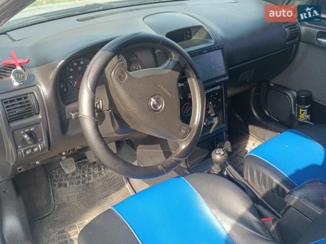 Серый Опель Астра, объемом двигателя 1.6 л и пробегом 230 тыс. км за 2400 $, фото 1 на Automoto.ua