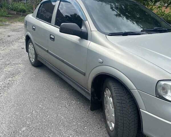 Серый Опель Астра, объемом двигателя 1.4 л и пробегом 290 тыс. км за 3800 $, фото 1 на Automoto.ua