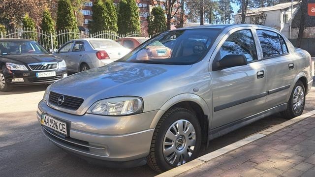 Серый Опель Астра, объемом двигателя 1.6 л и пробегом 214 тыс. км за 3100 $, фото 1 на Automoto.ua