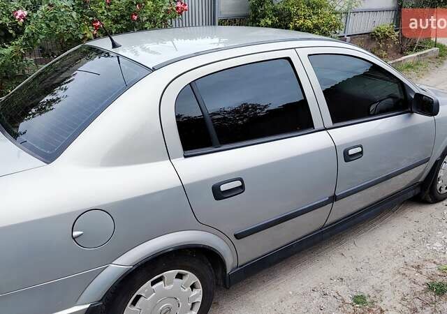 Серый Опель Астра, объемом двигателя 1.6 л и пробегом 198 тыс. км за 4600 $, фото 1 на Automoto.ua