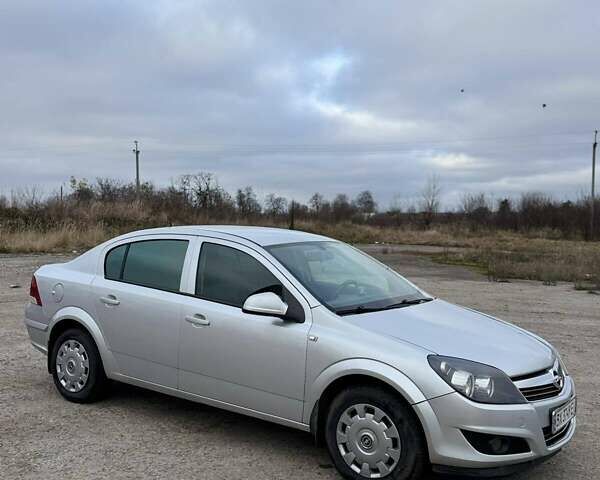 Серый Опель Астра, объемом двигателя 1.6 л и пробегом 257 тыс. км за 5500 $, фото 1 на Automoto.ua