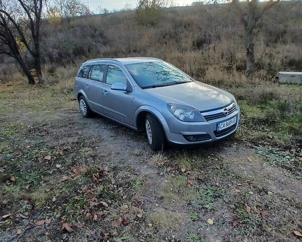 Серый Опель Астра, объемом двигателя 1.8 л и пробегом 294 тыс. км за 5100 $, фото 1 на Automoto.ua