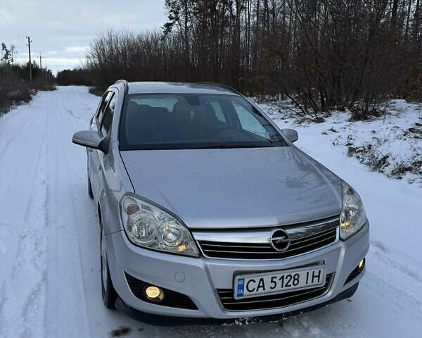 Серый Опель Астра, объемом двигателя 1.9 л и пробегом 428 тыс. км за 5800 $, фото 1 на Automoto.ua