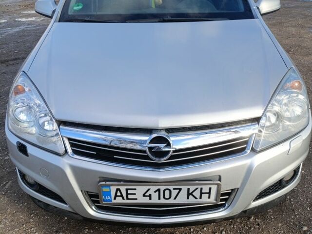 Серый Опель Астра, объемом двигателя 1.2 л и пробегом 210 тыс. км за 5600 $, фото 1 на Automoto.ua