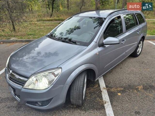 Опель Астра 2008 в Черкассах на Automoto.ua Серый Опель Астра, объемом двигателя 1.9 л и пробегом 220 тыс. км за 5000 $, фото 1 на Automoto.ua