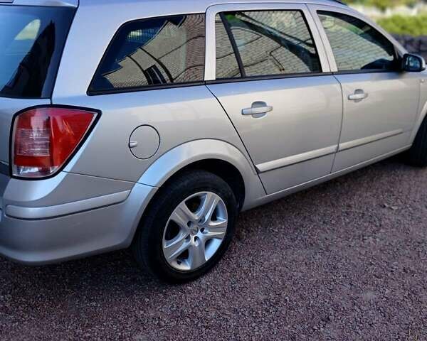 Серый Опель Астра, объемом двигателя 1.6 л и пробегом 245 тыс. км за 5500 $, фото 1 на Automoto.ua