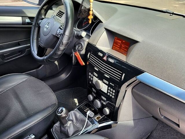 Серый Опель Астра, объемом двигателя 1.7 л и пробегом 315 тыс. км за 5200 $, фото 1 на Automoto.ua