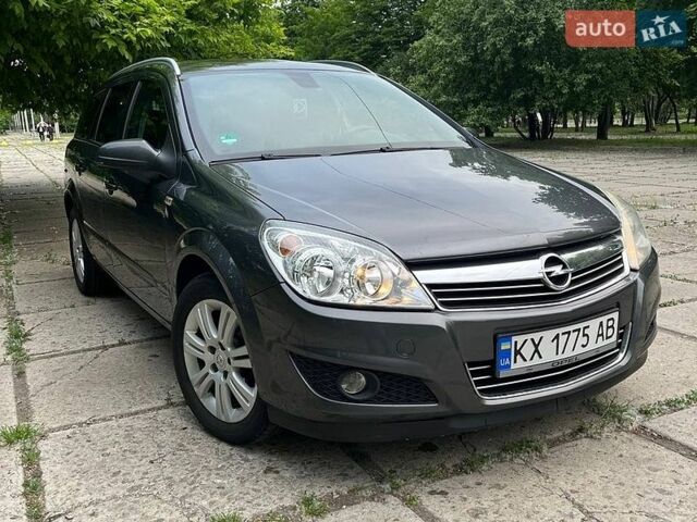 Серый Опель Астра, объемом двигателя 1.6 л и пробегом 239 тыс. км за 5800 $, фото 1 на Automoto.ua