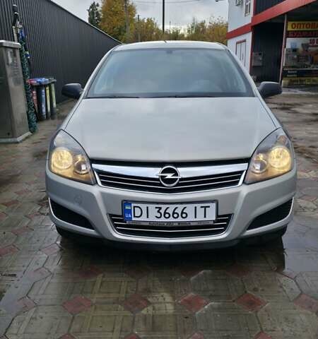 Опель Астра 2009 в Кролевце на Automoto.ua Серый Опель Астра, объемом двигателя 1.4 л и пробегом 244 тыс. км за 4950 $, фото 1 на Automoto.ua