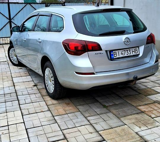 Серый Опель Астра, объемом двигателя 1.7 л и пробегом 260 тыс. км за 6000 $, фото 1 на Automoto.ua