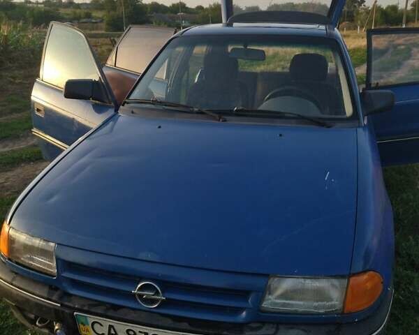 Синий Опель Астра, объемом двигателя 1.39 л и пробегом 315 тыс. км за 1550 $, фото 1 на Automoto.ua
