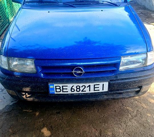 Синий Опель Астра, объемом двигателя 1.4 л и пробегом 200 тыс. км за 2500 $, фото 1 на Automoto.ua