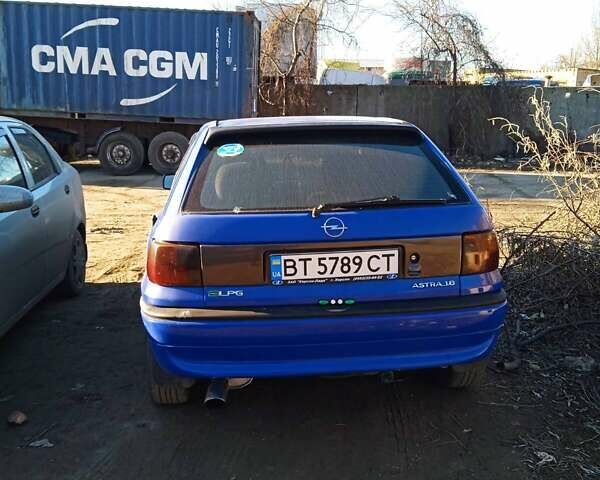 Синий Опель Астра, объемом двигателя 1.6 л и пробегом 350 тыс. км за 2300 $, фото 1 на Automoto.ua