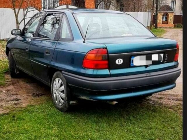 Зеленый Опель Астра, объемом двигателя 1.4 л и пробегом 330 тыс. км за 1800 $, фото 1 на Automoto.ua