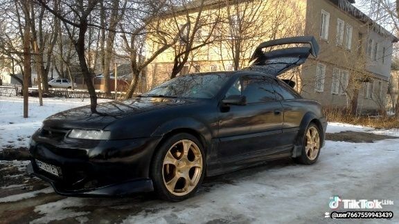 Чорний Опель Калібра, об'ємом двигуна 2 л та пробігом 520 тис. км за 85000 $, фото 1 на Automoto.ua