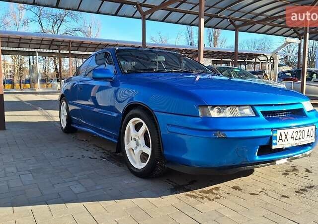 Синий Опель Калибра, объемом двигателя 2 л и пробегом 280 тыс. км за 2500 $, фото 1 на Automoto.ua