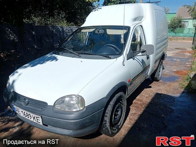 Білий Опель Комбо вант.-пас., об'ємом двигуна 1.4 л та пробігом 200 тис. км за 1600 $, фото 1 на Automoto.ua