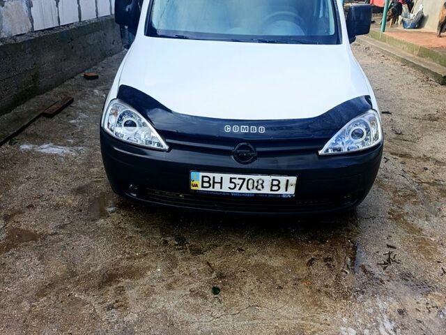 Белый Опель Комбо груз.-пасс., объемом двигателя 1.7 л и пробегом 450 тыс. км за 3100 $, фото 1 на Automoto.ua