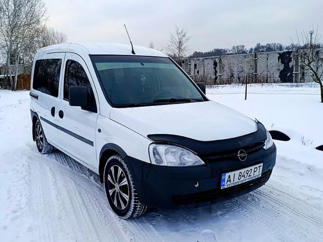 Белый Опель Комбо груз.-пасс., объемом двигателя 1.7 л и пробегом 310 тыс. км за 3450 $, фото 1 на Automoto.ua