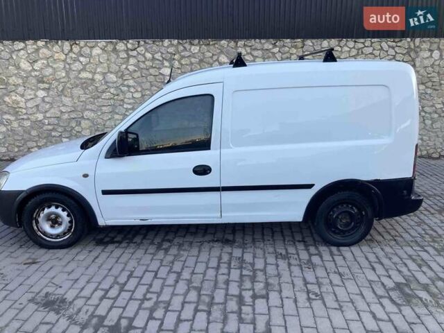 Белый Опель Комбо груз.-пасс., объемом двигателя 1.69 л и пробегом 294 тыс. км за 2300 $, фото 1 на Automoto.ua