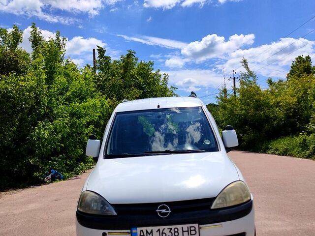 Білий Опель Комбо вант.-пас., об'ємом двигуна 1.7 л та пробігом 195 тис. км за 3800 $, фото 1 на Automoto.ua