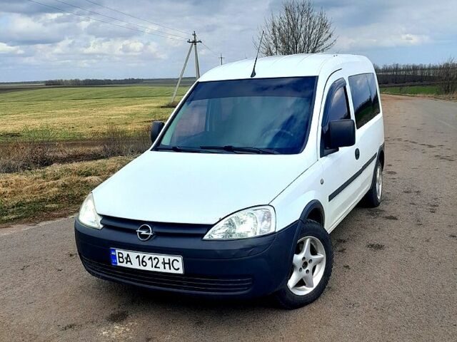 Білий Опель Комбо вант.-пас., об'ємом двигуна 1.2 л та пробігом 300 тис. км за 3500 $, фото 1 на Automoto.ua