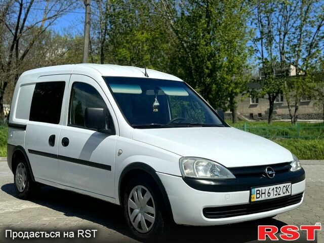 Белый Опель Комбо груз.-пасс., объемом двигателя 1.7 л и пробегом 150 тыс. км за 3200 $, фото 1 на Automoto.ua