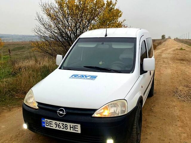 Белый Опель Комбо груз.-пасс., объемом двигателя 1.7 л и пробегом 370 тыс. км за 3600 $, фото 1 на Automoto.ua