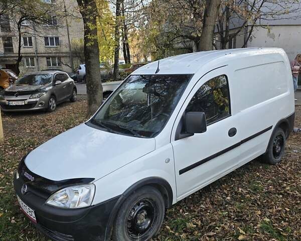 Белый Опель Комбо груз.-пасс., объемом двигателя 1.25 л и пробегом 182 тыс. км за 3500 $, фото 1 на Automoto.ua