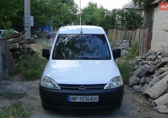 Белый Опель Комбо груз.-пасс., объемом двигателя 1.4 л и пробегом 280 тыс. км за 2600 $, фото 1 на Automoto.ua