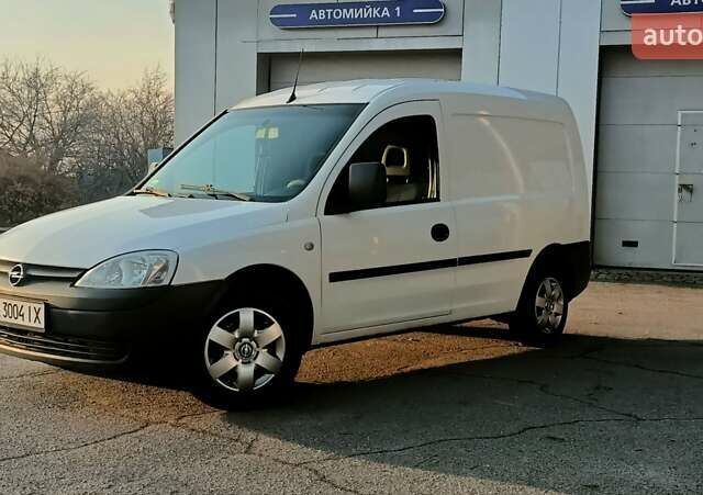 Білий Опель Комбо вант.-пас., об'ємом двигуна 1.25 л та пробігом 426 тис. км за 3999 $, фото 1 на Automoto.ua