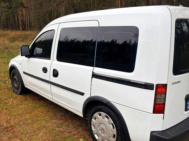 Белый Опель Комбо груз.-пасс., объемом двигателя 1.4 л и пробегом 260 тыс. км за 5500 $, фото 1 на Automoto.ua