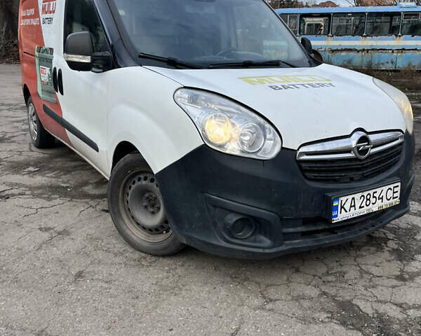 Белый Опель Комбо груз.-пасс., объемом двигателя 1.6 л и пробегом 300 тыс. км за 5600 $, фото 1 на Automoto.ua