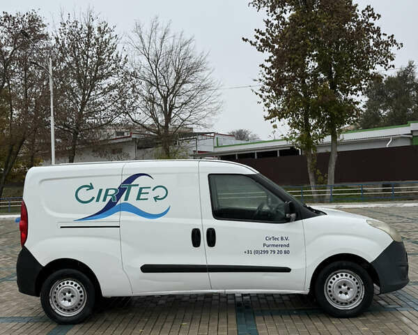 Белый Опель Комбо груз.-пасс., объемом двигателя 1.25 л и пробегом 350 тыс. км за 4500 $, фото 1 на Automoto.ua