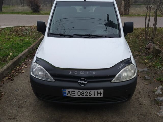 Белый Опель Комбо груз.-пасс., объемом двигателя 1.7 л и пробегом 178 тыс. км за 4300 $, фото 1 на Automoto.ua