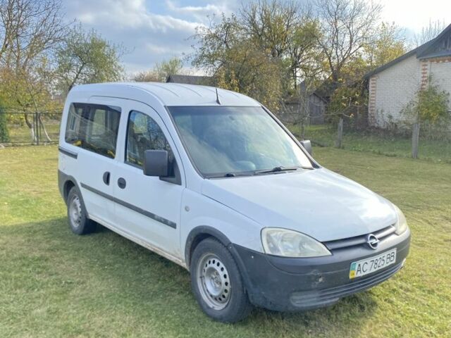 Белый Опель Комбо груз.-пасс., объемом двигателя 1.3 л и пробегом 300 тыс. км за 2600 $, фото 1 на Automoto.ua