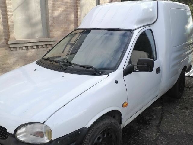 Белый Опель Комбо груз.-пасс., объемом двигателя 1.4 л и пробегом 470 тыс. км за 595 $, фото 1 на Automoto.ua