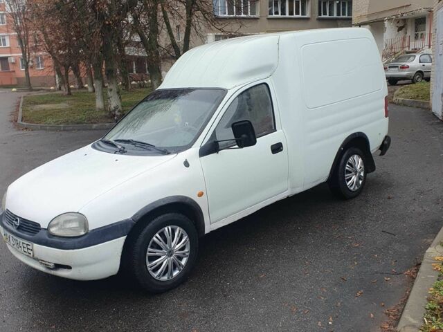 Белый Опель Комбо груз.-пасс., объемом двигателя 1.3 л и пробегом 300 тыс. км за 1499 $, фото 1 на Automoto.ua