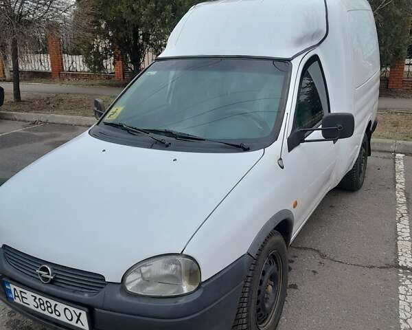 Белый Опель Комбо груз.-пасс., объемом двигателя 1.7 л и пробегом 380 тыс. км за 2200 $, фото 1 на Automoto.ua