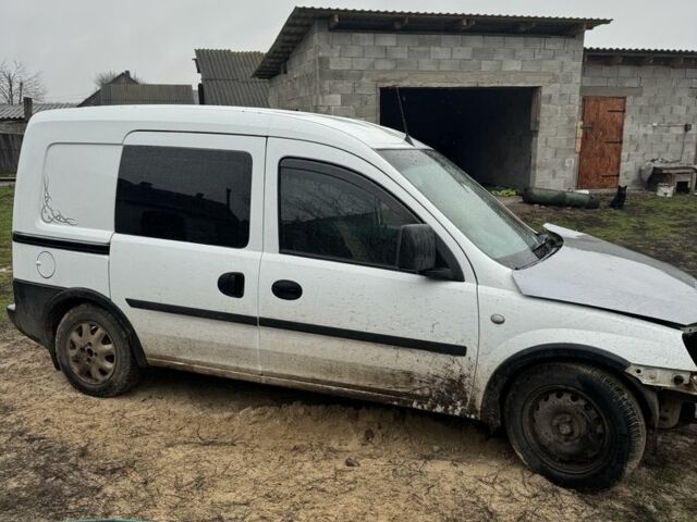 Белый Опель Комбо груз.-пасс., объемом двигателя 1.7 л и пробегом 300 тыс. км за 1800 $, фото 1 на Automoto.ua