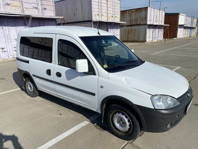 Белый Опель Комбо груз.-пасс., объемом двигателя 1.7 л и пробегом 442 тыс. км за 3500 $, фото 1 на Automoto.ua