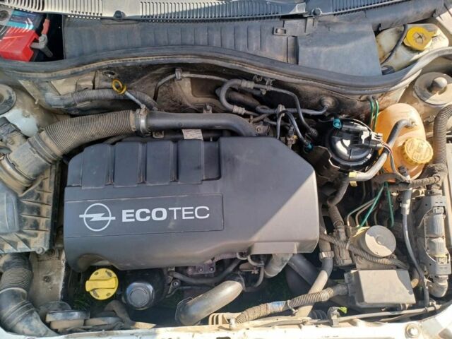 Белый Опель Комбо груз.-пасс., объемом двигателя 1.2 л и пробегом 290 тыс. км за 3600 $, фото 1 на Automoto.ua